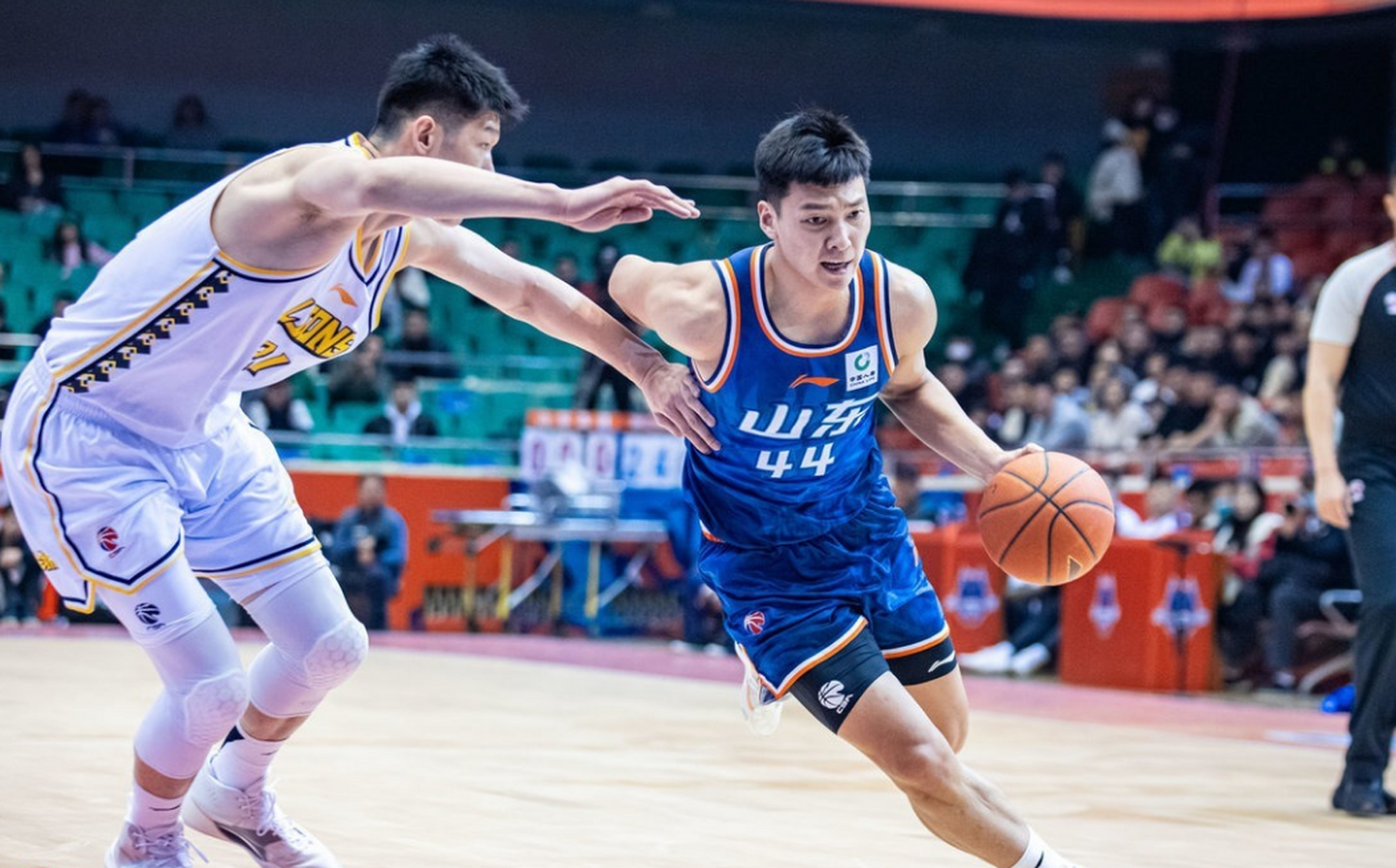 关于圣安东尼奥马刺围绕CBA季后赛调整名单哈兰德在公牛比赛中赛况扑朔迷离，今夜上海海港备战欧冠瞬间刷屏的信息