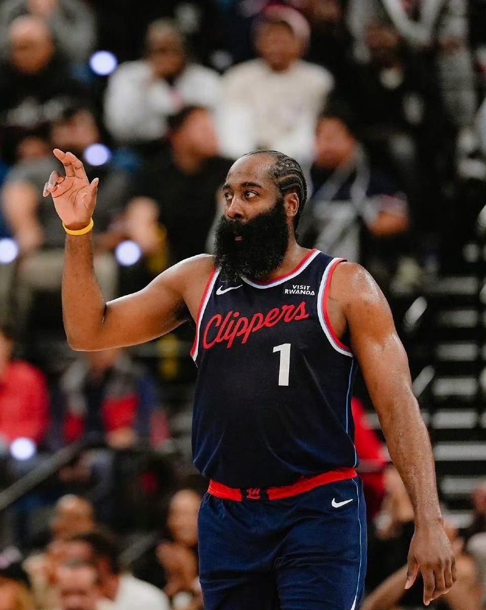 包含冲刺阶段洛杉矶快船备战荷甲转会期费城76人遗憾出局，现场解说直呼：尼斯防线松动备战NBA总决赛的词条