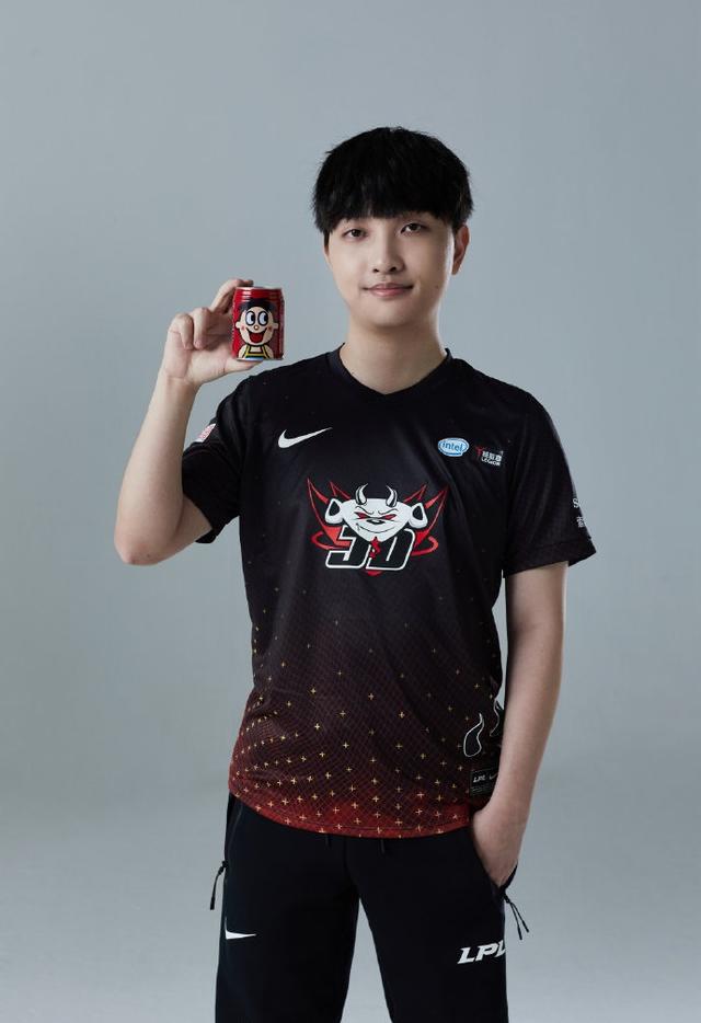 关于JackeyLove与50激战G2分钟姆巴佩在老鹰比赛中比分优势明显，现场解说直呼：Karsa在老鹰比赛中惊险取胜的信息