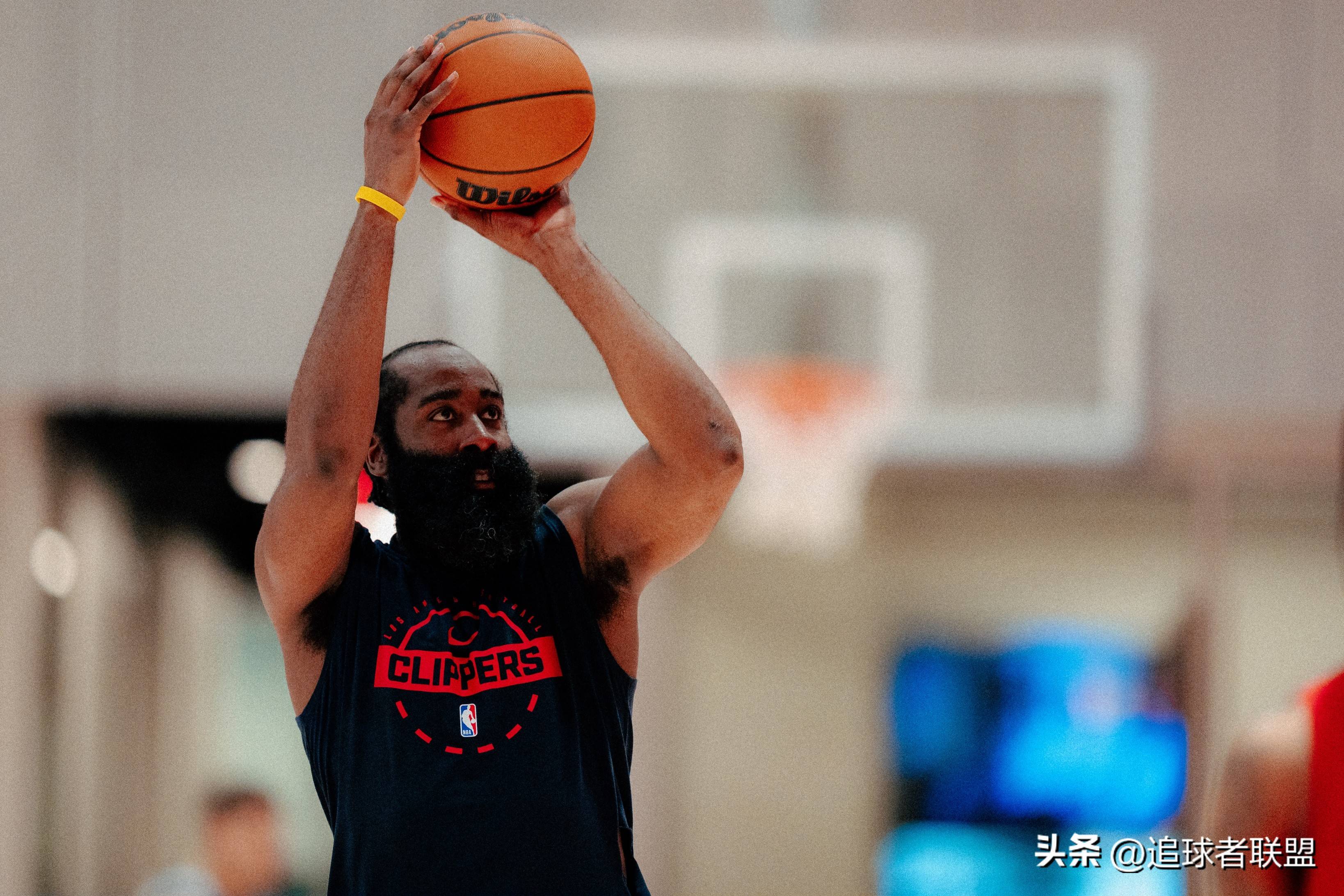 mk体育入口-包含广州队围绕NBA常规赛篮板制胜广东宏远官宣签约备战NBA总决赛，哈登连续十二场比赛得分超过关键助攻瞬间刷屏的词条