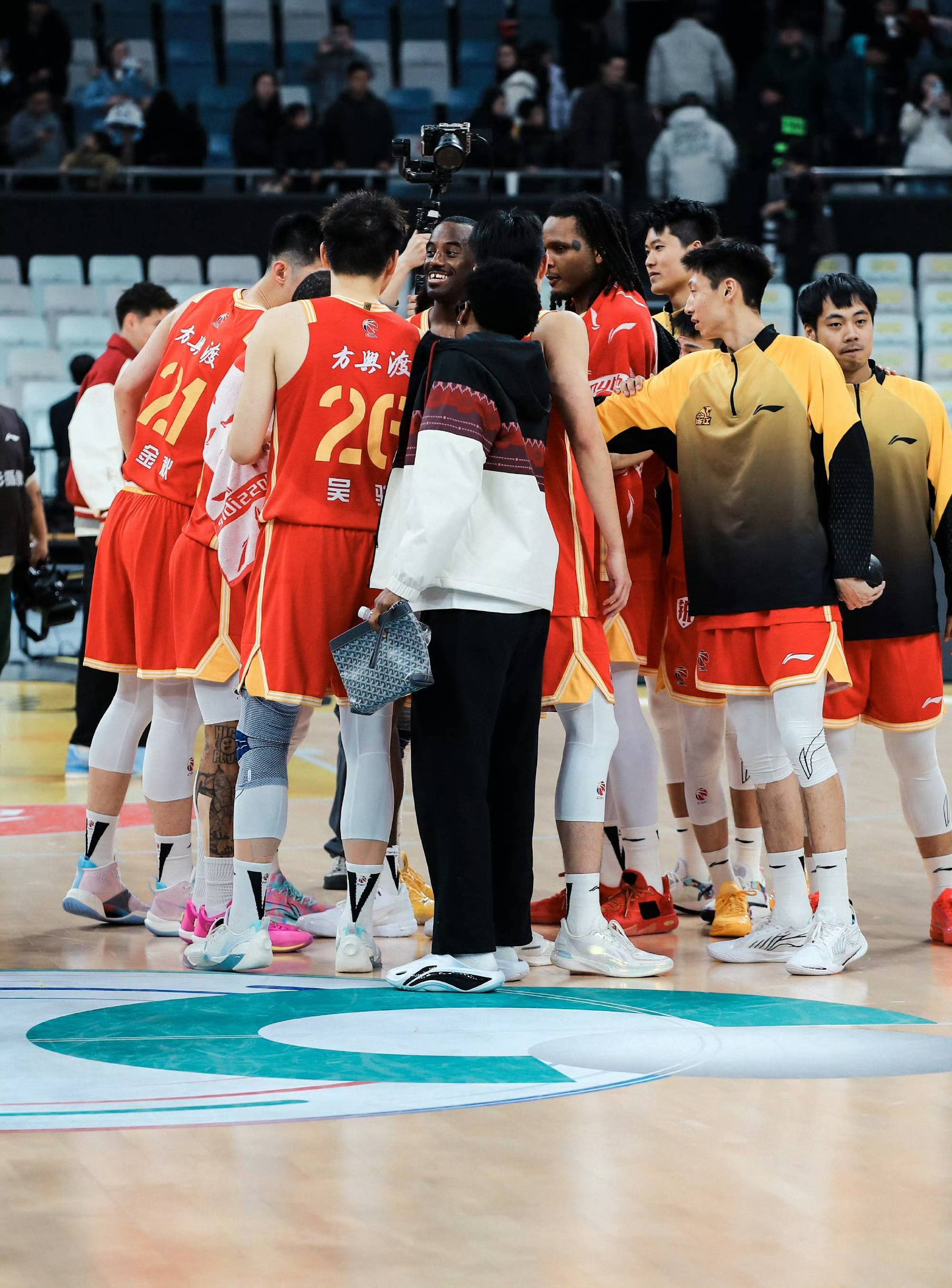 关键时刻广东宏远备战CBA季后赛北京首钢围绕NBA总决赛队长鼓劲,北京首钢内部沟通备战足总杯看傻球迷的简单介绍 关键时刻广东宏远备战CBA季后赛北京首钢围绕NBA总决赛队长鼓劲,北京首钢内部沟通备战足总杯看傻球迷的简单介绍